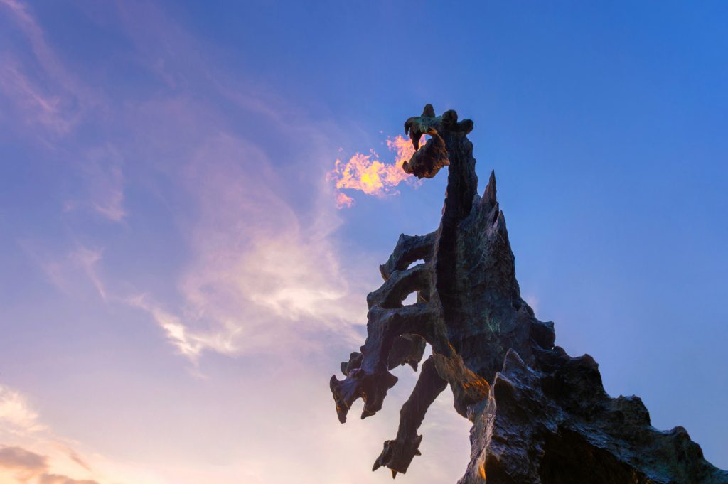 symbol krakowa legendarny wawelski pomnik smoka wykonany z kamienia wydmuchujacego ogien z jego ust