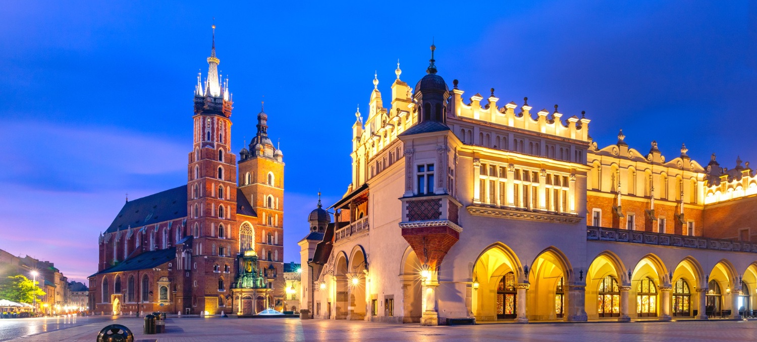 sredniowieczny rynek glowny z bazylika najswietszej marii panny i sukiennicami na starym miescie w krakowie o wschodzie slonca polska